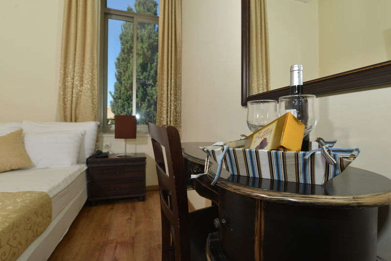 The Little House In Bakah Hotel Йерусалим Екстериор снимка